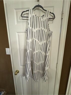 Sleeveless White Dress with Black Stripe Pattern - Large